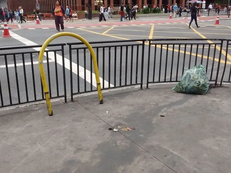 Paraciclo solto do chão na Av. Paulista